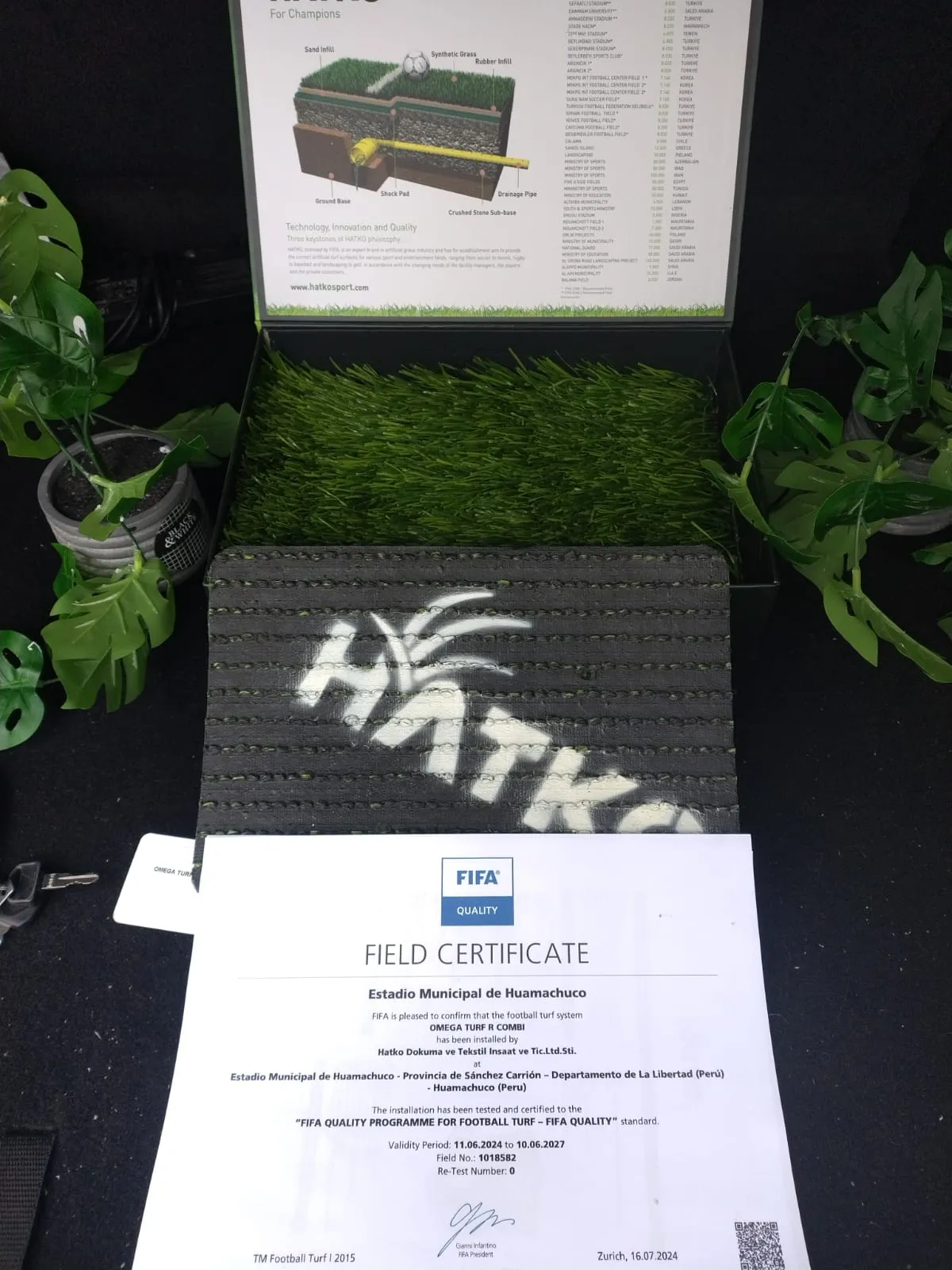 Muestra de césped Hatko junto al certificado FIFA Quality del Estadio de Huamachuco