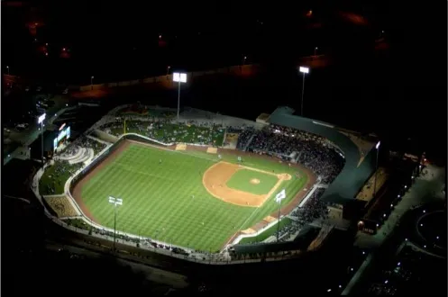 Campo deportivo iluminado de noche con sistema USL